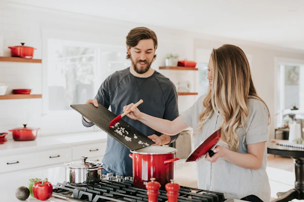 Entregador do Grupo Papagaz entregando botijão de gás de cozinha Supergasbras